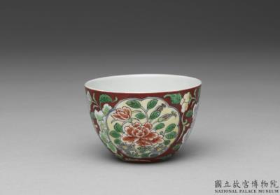 图片[2]-Cup with flowers in floral panels in red ground of yangcai painted enamels, Qing dynasty, Yongzheng reign (1723-1735)-China Archive